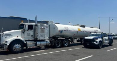 Aseguran tractocamión con 42 mil litros de hidrocarburo en la Salamanca- Morelia.
