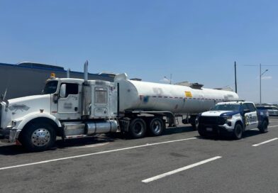 Aseguran tractocamión con 42 mil litros de hidrocarburo en la Salamanca- Morelia.