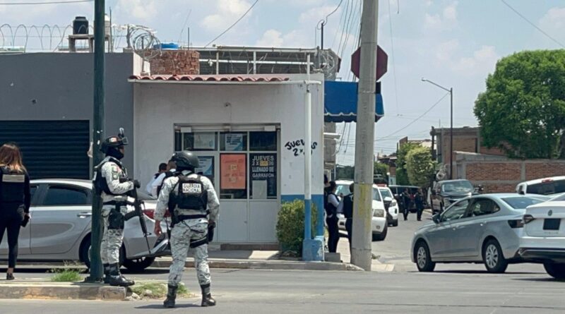 Muere agente de investigación de la FGE durante enfrentamiento en Salamanca el que fue abatido un presunto agresor.