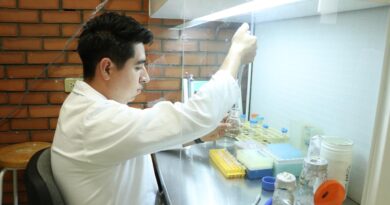 Destaca investigación de estudiante UG sobre alternativas terapéuticas frente a la resistencia bacteriana.