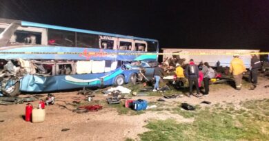 Choque de frente entre tráiler y autobús de pasajeros deja 4 muertos y 11 lesionados en la carretera 57.