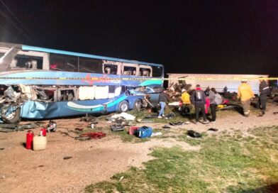 Choque de frente entre tráiler y autobús de pasajeros deja 4 muertos y 11 lesionados en la carretera 57.