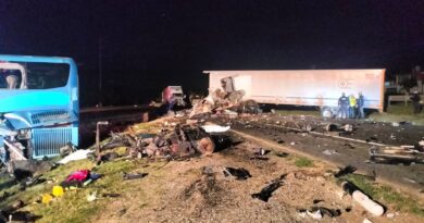 Se eleva a seis el número de muertos tras choque de frente entre un autobús y un tráiler, en San José Iturbide.