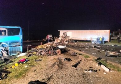 Se eleva a seis el número de muertos tras choque de frente entre un autobús y un tráiler, en San José Iturbide.