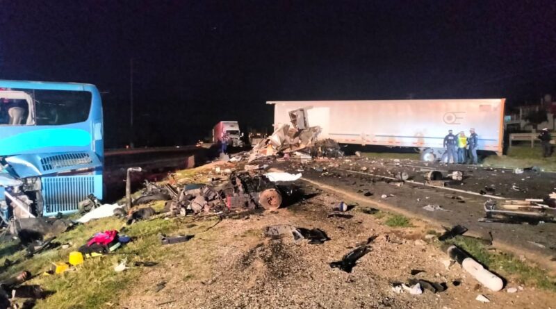 Se eleva a seis el número de muertos tras choque de frente entre un autobús y un tráiler, en San José Iturbide.