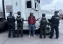 Aseguran tráiler con hidrocarburo presuntamente ilegal en la carretera Apaseo el Grande-Palmillas.