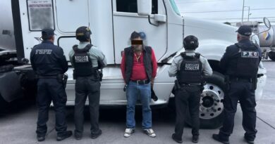 Aseguran tráiler con hidrocarburo presuntamente ilegal en la carretera Apaseo el Grande-Palmillas.