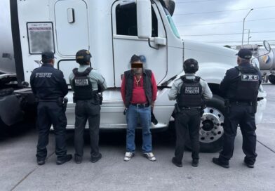Aseguran tráiler con hidrocarburo presuntamente ilegal en la carretera Apaseo el Grande-Palmillas.