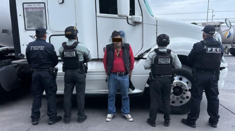 Aseguran tráiler con hidrocarburo presuntamente ilegal en la carretera Apaseo el Grande-Palmillas.