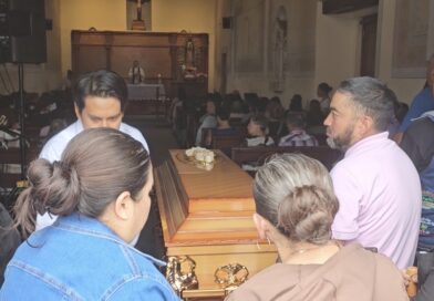 Familiares y amigos despiden a 4 víctimas de intoxicación etilica en Salamanca.