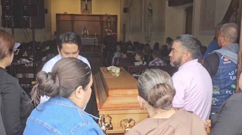 Familiares y amigos despiden a 4 víctimas de intoxicación etilica en Salamanca.