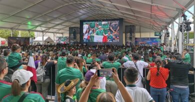 Aficionados leoneses abarrotan la Plaza Expiatorio para ser testigos de la inauguración del mundial.