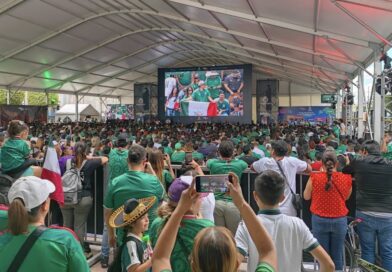 Aficionados leoneses abarrotan la Plaza Expiatorio para ser testigos de la inauguración del mundial.