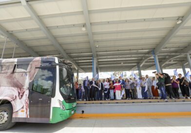 Alejandra Gutiérrez inaugura la Estación Santa Rita 450, del sistema de transporte en León.