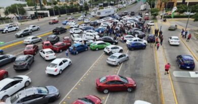 Choferes de Uber desquician tráfico en León al bloquear bulevar Aeropuerto. Peotesta se extiende a otros puntos del estado.