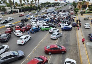 Choferes de Uber desquician tráfico en León al bloquear bulevar Aeropuerto. Peotesta se extiende a otros puntos del estado.