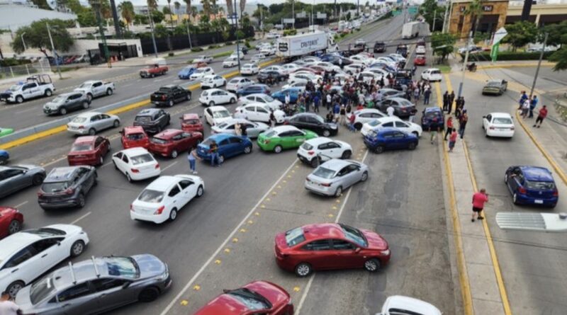 Choferes de Uber desquician tráfico en León al bloquear bulevar Aeropuerto. Peotesta se extiende a otros puntos del estado.
