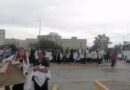 Médicos residentes del IMSS bloquean Paseo de los Insurgentes en defensa de uno de sus compañeros detenido la tarde del viernes.