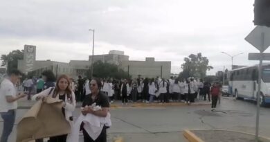 Médicos residentes del IMSS bloquean Paseo de los Insurgentes en defensa de uno de sus compañeros detenido la tarde del viernes.