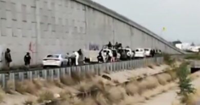 Localizan tres cuerpos sin vida sobre la carretera Celaya-Apaseo el Grande.