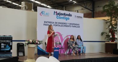 Melanie Murillo entrega enseres domésticos a familias silaoenses atendidas por PAPNNA.