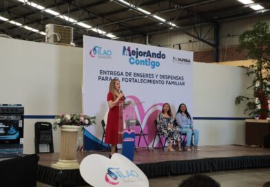Melanie Murillo entrega enseres domésticos a familias silaoenses atendidas por PAPNNA.