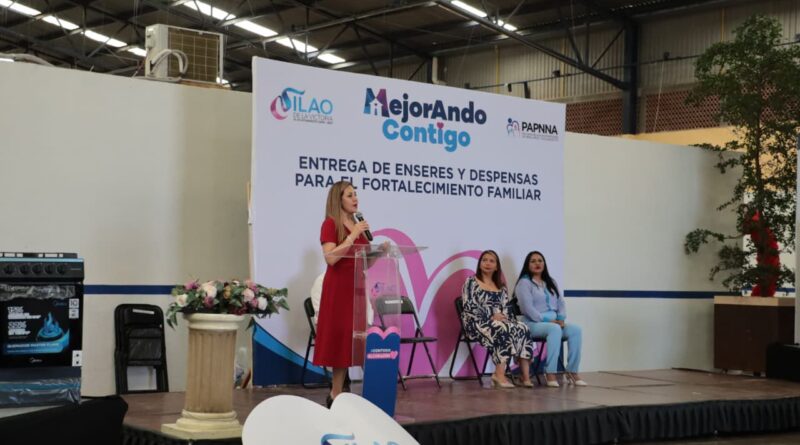 Melanie Murillo entrega enseres domésticos a familias silaoenses atendidas por PAPNNA.