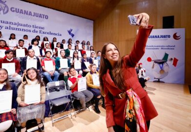 Reconoce gobernadora de Guanajuato la excelencia académica de 71 estudiantes de sexto grado de primaria.
