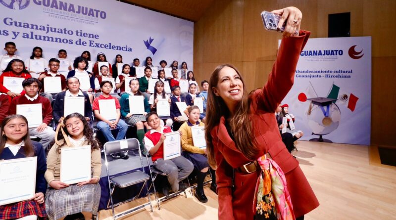 Reconoce gobernadora de Guanajuato la excelencia académica de 71 estudiantes de sexto grado de primaria.