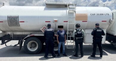 Asegura Policía Estatal de Caminos tractocamión con 20 mil litros de combustible robado.