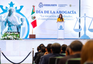 Reconoce gobernadora de Guanajuato labor de los profesionales del Derecho.