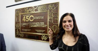 Alcaldesa de León devela placa conmemorativa por los 450 años de la ciudad.