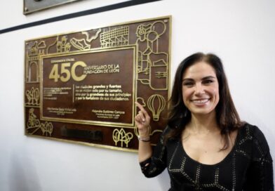 Alcaldesa de León devela placa conmemorativa por los 450 años de la ciudad.