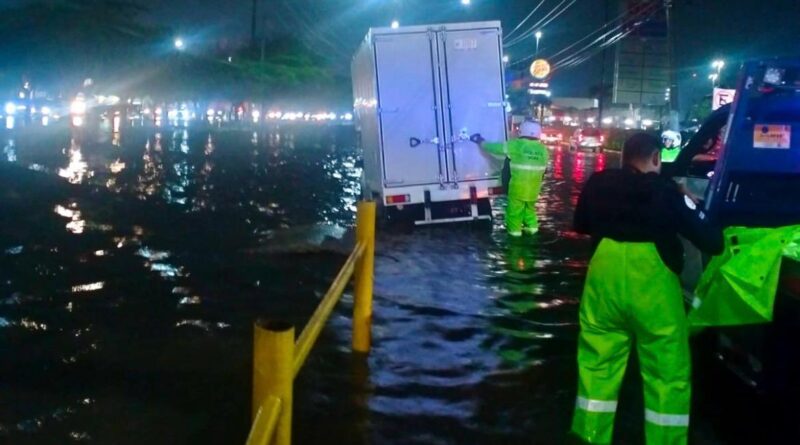 Intensa lluvia del viernes provocó caída de arboles, encharcamientos y cierre preventivo del Malecón del Río.