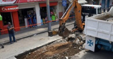 SAPAL realiza obras de reparación en calle Miguel Alemán tras socavón en el pavimento.