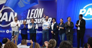 Entre porras y apoyo de seguidores, Alan Márquez anuncia su inscripción en proceso del PAN para elegir candidato a la presidencia de León.