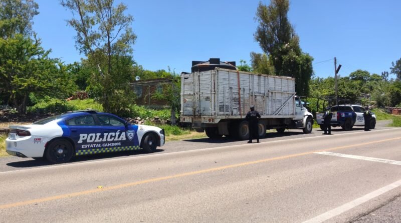 Elementos de la Policía Estatal de Caminos aseguran combustible ilegal en carreteras de Pénjamo.