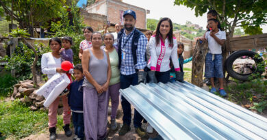 Alejandra Gutiérrez entrega láminas galvanizadas en asentamientos irregulares de León.
