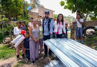 Alejandra Gutiérrez entrega láminas galvanizadas en asentamientos irregulares de León.