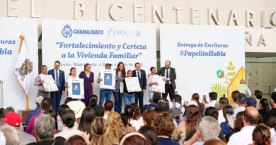 «Juntas son Imparables». Gobernadora de Guanajuato y alcaldesa de León entregan escrituras mediante programa gubernamental.