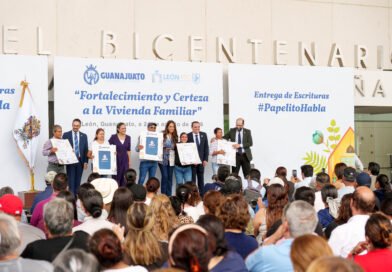 «Juntas son Imparables». Gobernadora de Guanajuato y alcaldesa de León entregan escrituras mediante programa gubernamental.