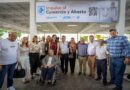 Alejandra Gutiérrez entrega apoyos con equipamiento a comerciantes populares de León.