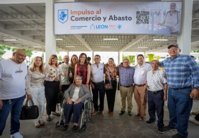 Alejandra Gutiérrez entrega apoyos con equipamiento a comerciantes populares de León.