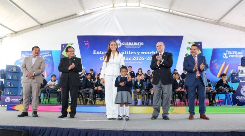 Gobierno de Guanajuato entrega de paquetes de útiles escolares y mochilas en Celaya.