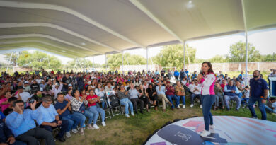 Alcaldesa de León entrega paquetes de útiles escolares en comunidades rurales del municipio.