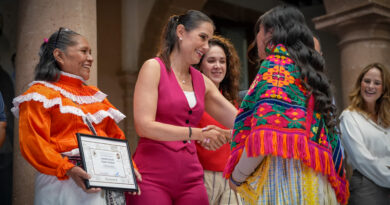 Alejandra Gutiérrez entrega certificados a indígenas dentro del programa Impulso Empresarial Indígena.