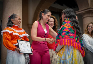 Alejandra Gutiérrez entrega certificados a indígenas dentro del programa Impulso Empresarial Indígena.