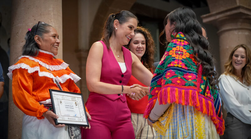 Alejandra Gutiérrez entrega certificados a indígenas dentro del programa Impulso Empresarial Indígena.