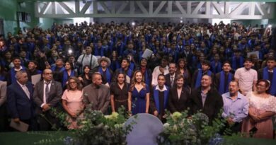 Melanie Murillo reconoce a egresados del CECYTEG Silao.