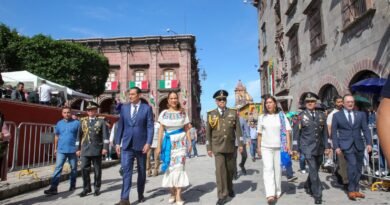 Gobernadora presencia desfile cívico militar en San Miguel en donde destacó el papel histórico de este sitio en la lucha de independencia.